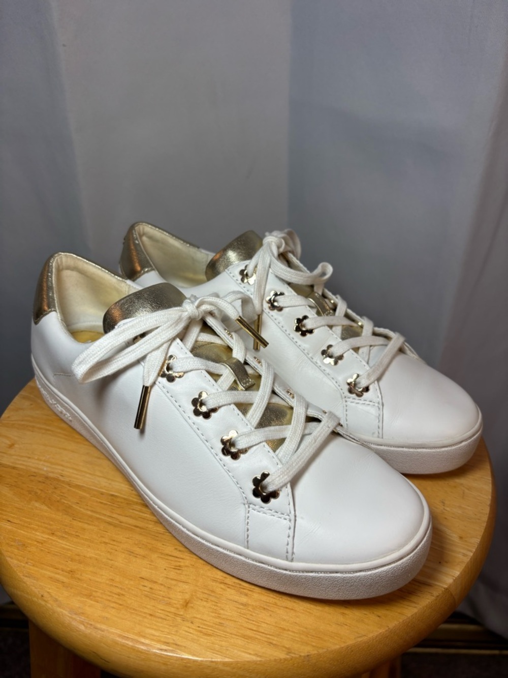 Michael Kors White Leather Sneakers Gold Daisy Eyelets Size 7.5 EUC - Picture 2 of 7